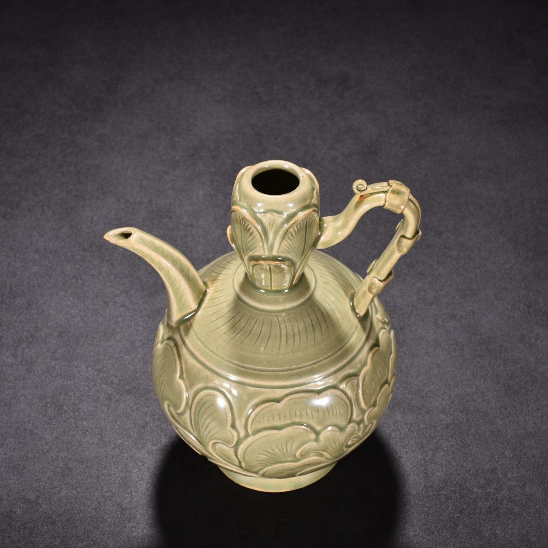 Five Dynasty Yue kiln celadon engraved flower pattern ewer
