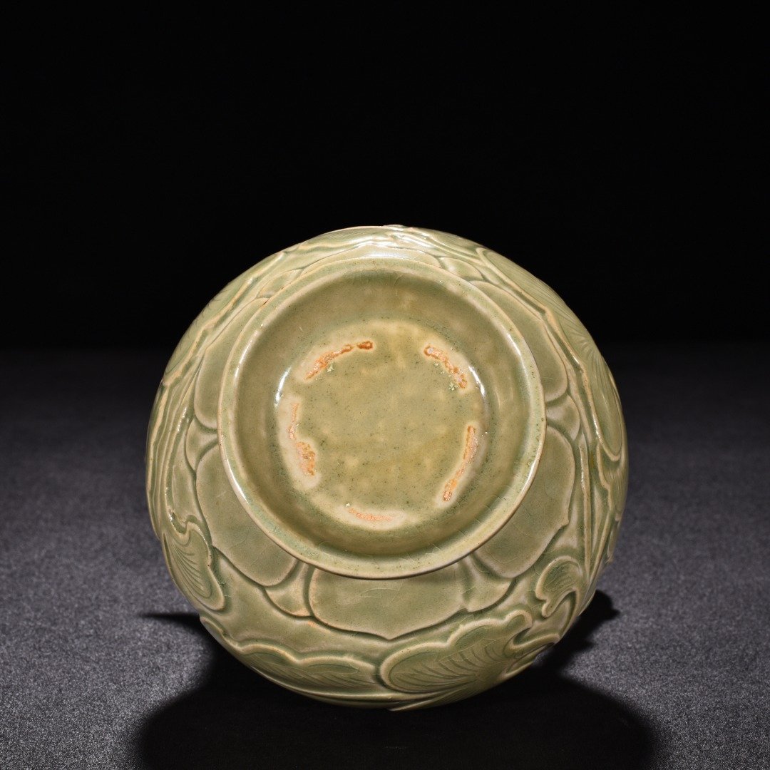 Five Dynasty Yue kiln celadon engraved flower pattern ewer