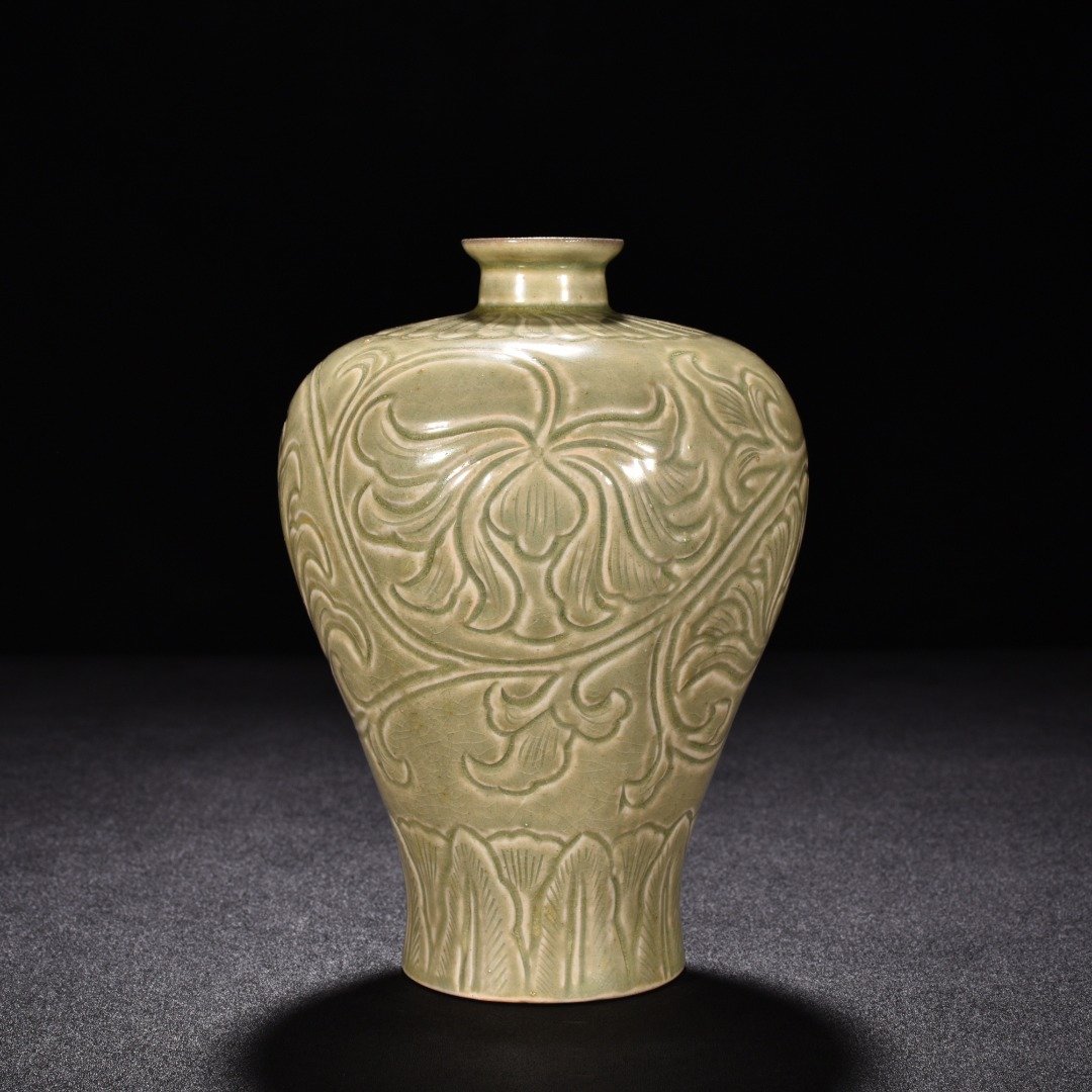 Five Dynasty Yue kiln celadon plum vase with carved flower pattern