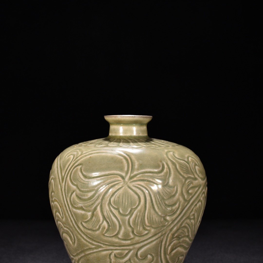 Five Dynasty Yue kiln celadon plum vase with carved flower pattern