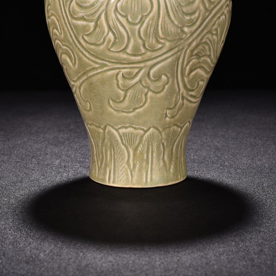 Five Dynasty Yue kiln celadon plum vase with carved flower pattern
