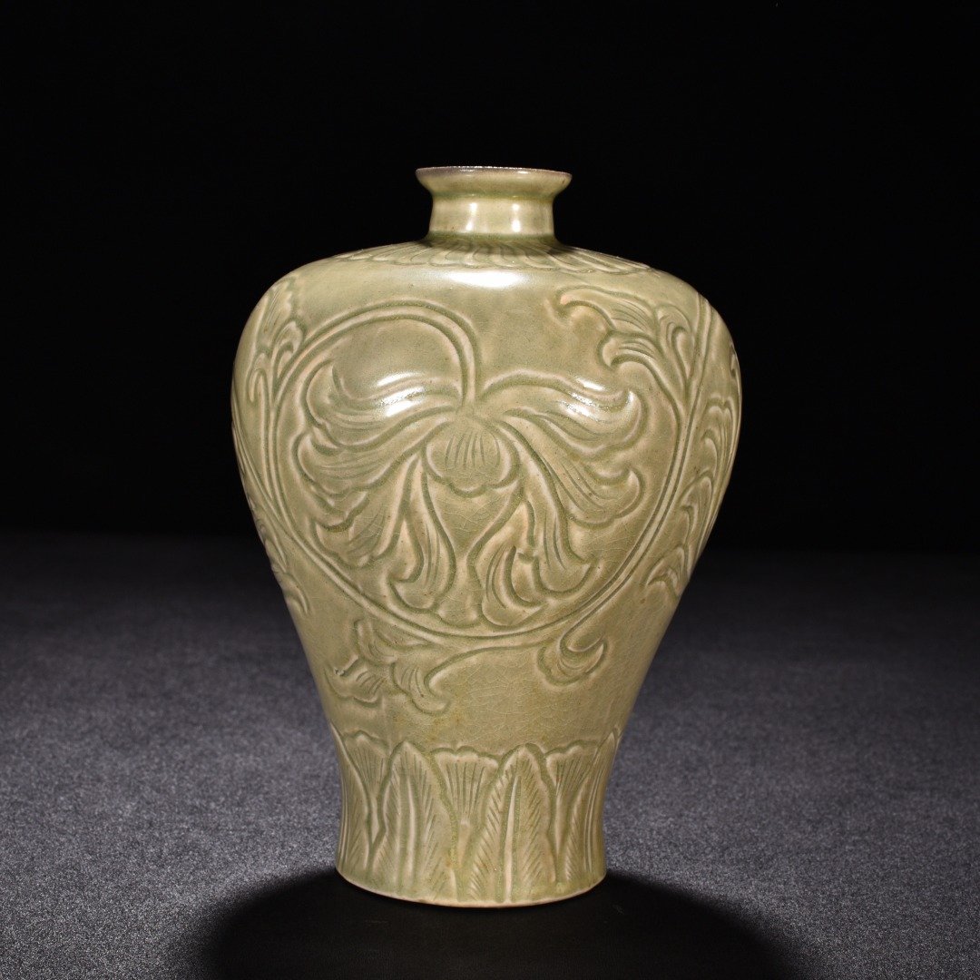 Five Dynasty Yue kiln celadon plum vase with carved flower pattern