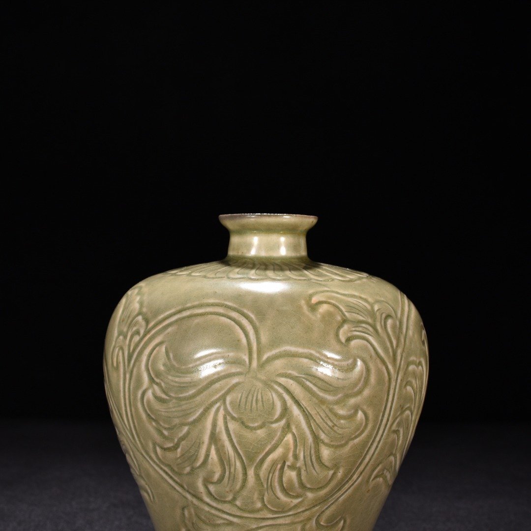 Five Dynasty Yue kiln celadon plum vase with carved flower pattern