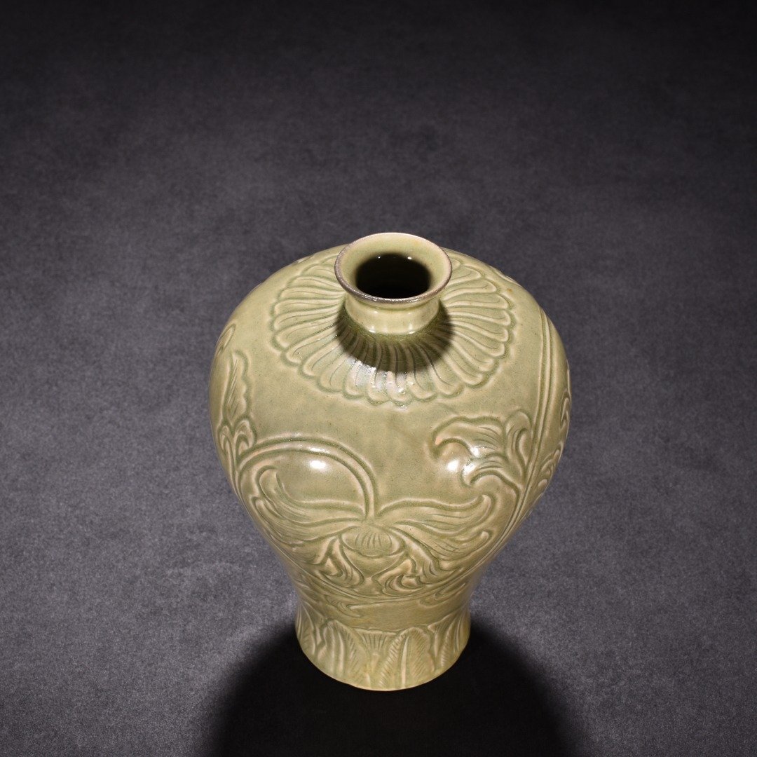 Five Dynasty Yue kiln celadon plum vase with carved flower pattern