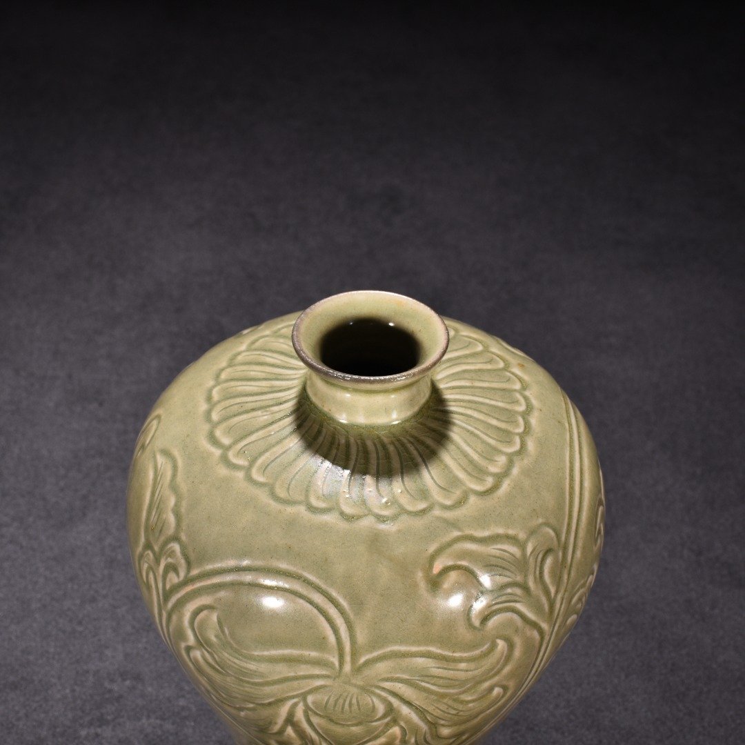 Five Dynasty Yue kiln celadon plum vase with carved flower pattern