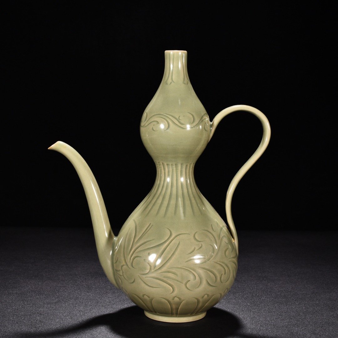 Five Dynasty Yue kiln celadon engraved flower pattern gourd pot