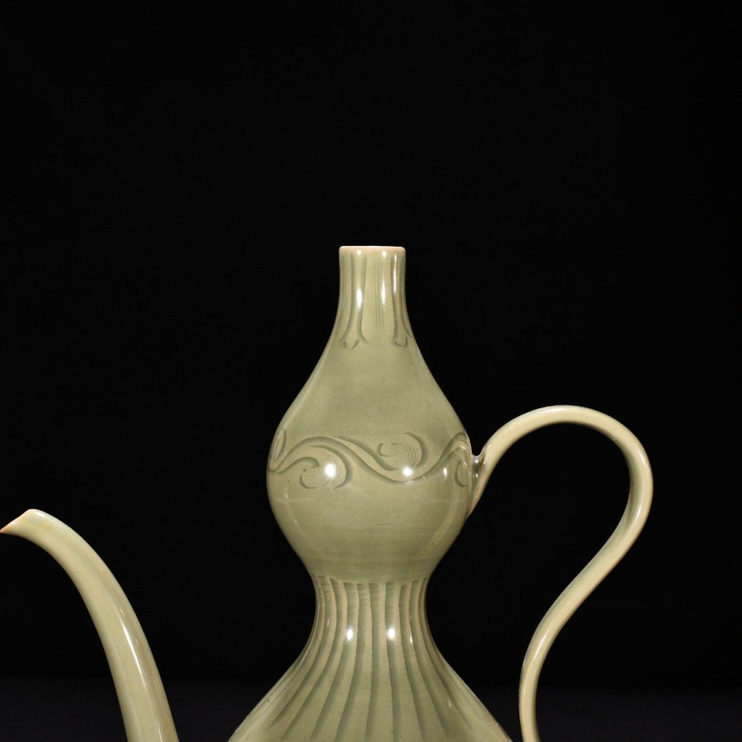 Five Dynasty Yue kiln celadon engraved flower pattern gourd pot