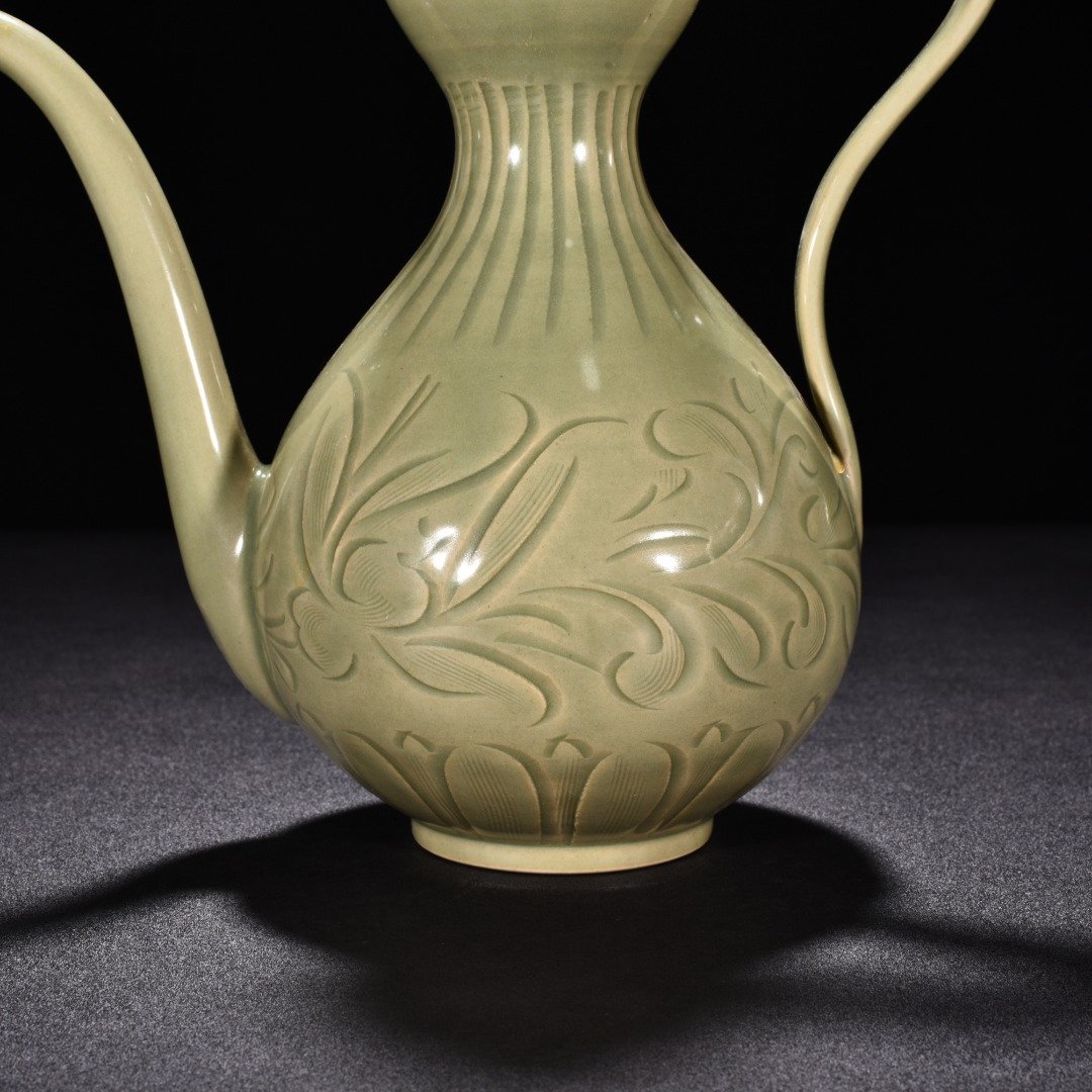Five Dynasty Yue kiln celadon engraved flower pattern gourd pot