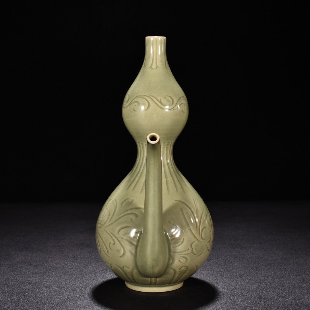 Five Dynasty Yue kiln celadon engraved flower pattern gourd pot