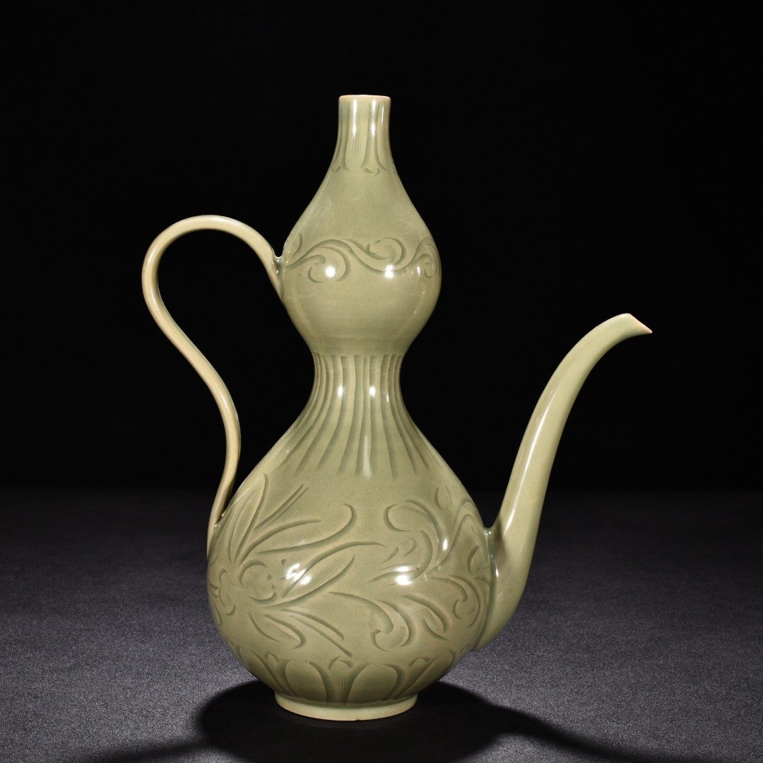 Five Dynasty Yue kiln celadon engraved flower pattern gourd pot
