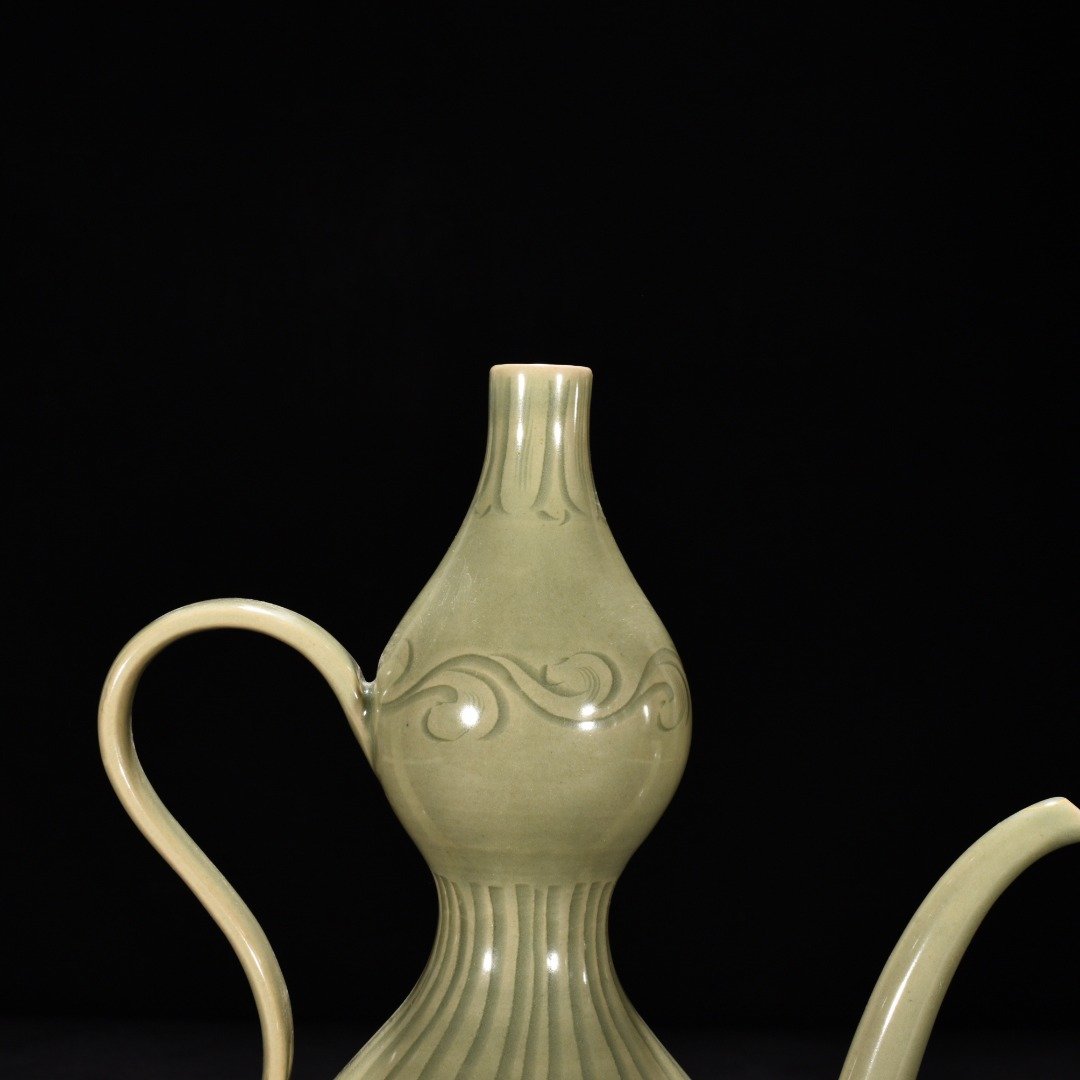 Five Dynasty Yue kiln celadon engraved flower pattern gourd pot