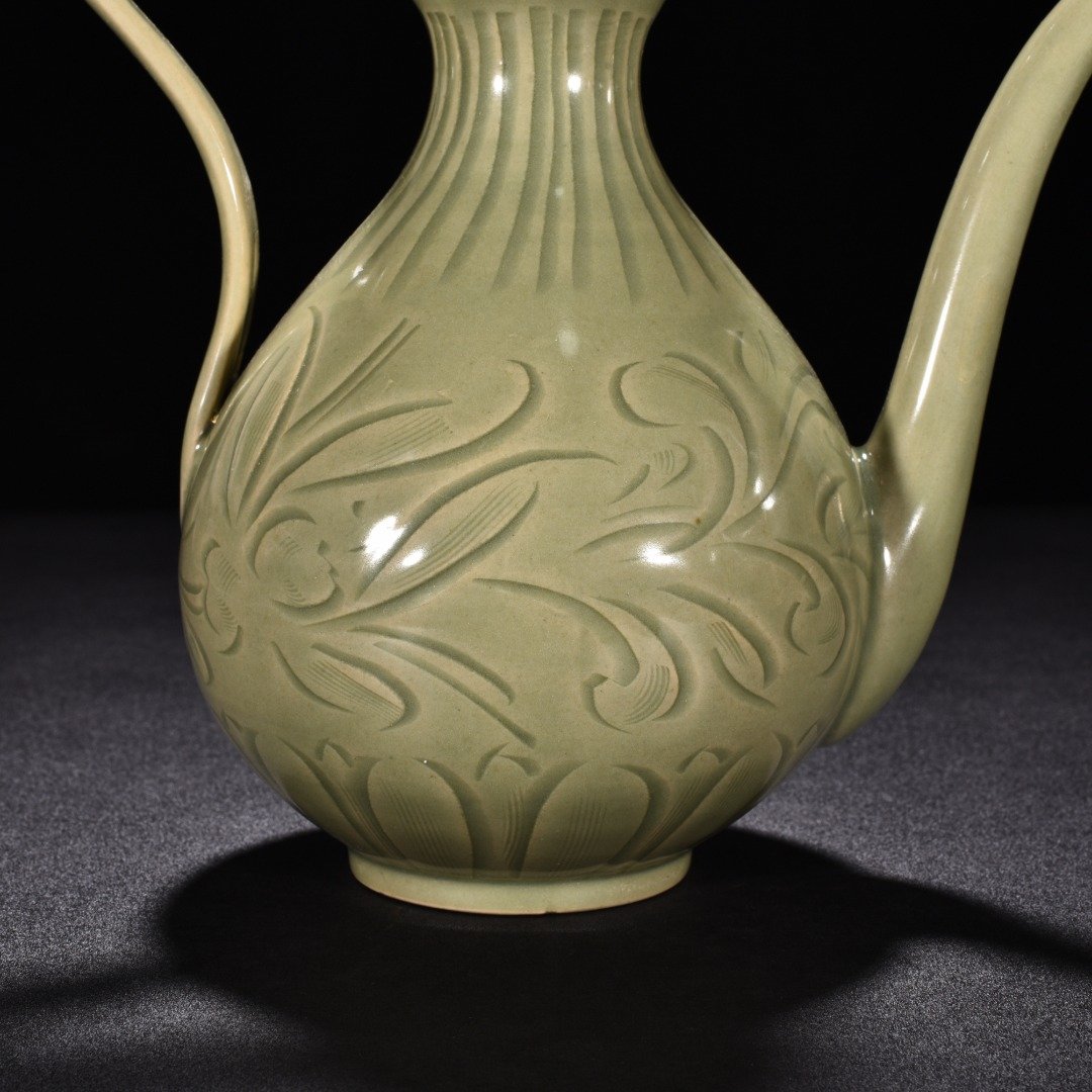 Five Dynasty Yue kiln celadon engraved flower pattern gourd pot