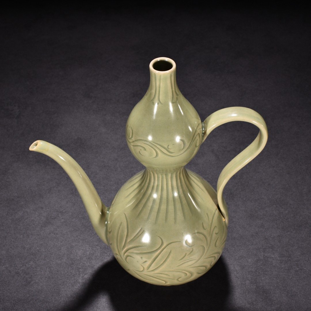 Five Dynasty Yue kiln celadon engraved flower pattern gourd pot