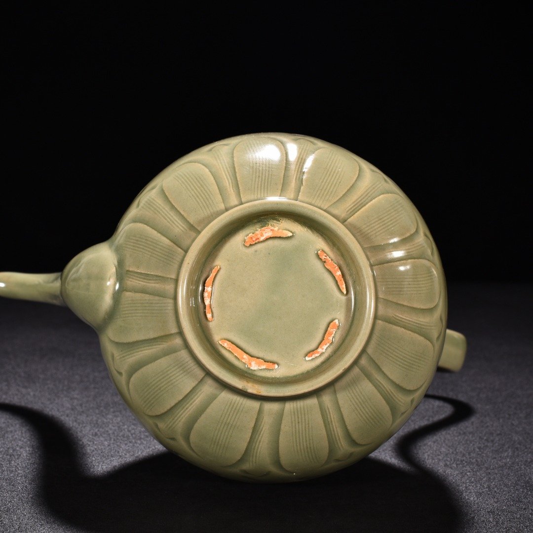Five Dynasty Yue kiln celadon engraved flower pattern gourd pot
