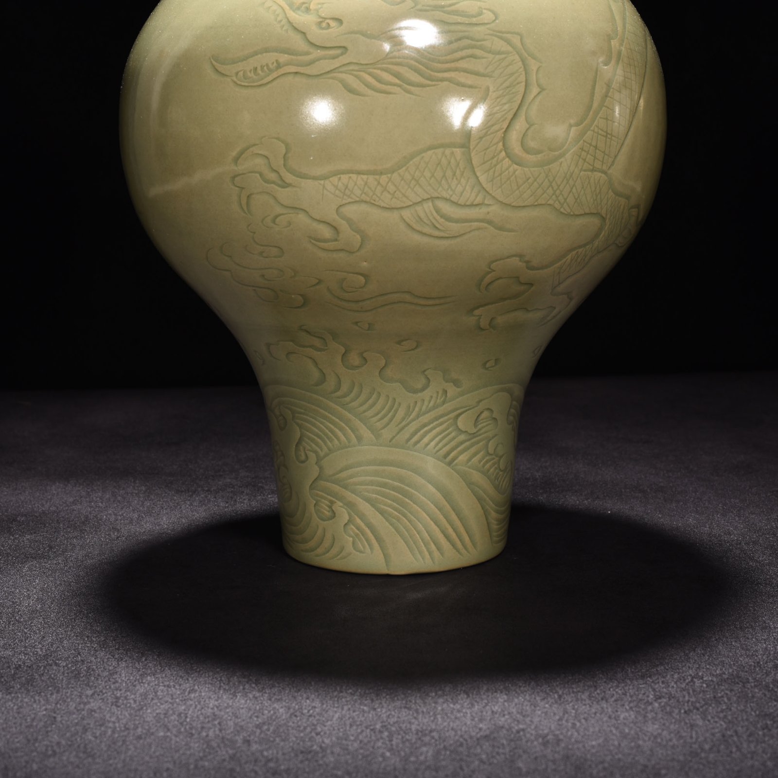 Five Dynasty Yue Kiln Celadon Carved Dragon Pattern Double Cover Jar
