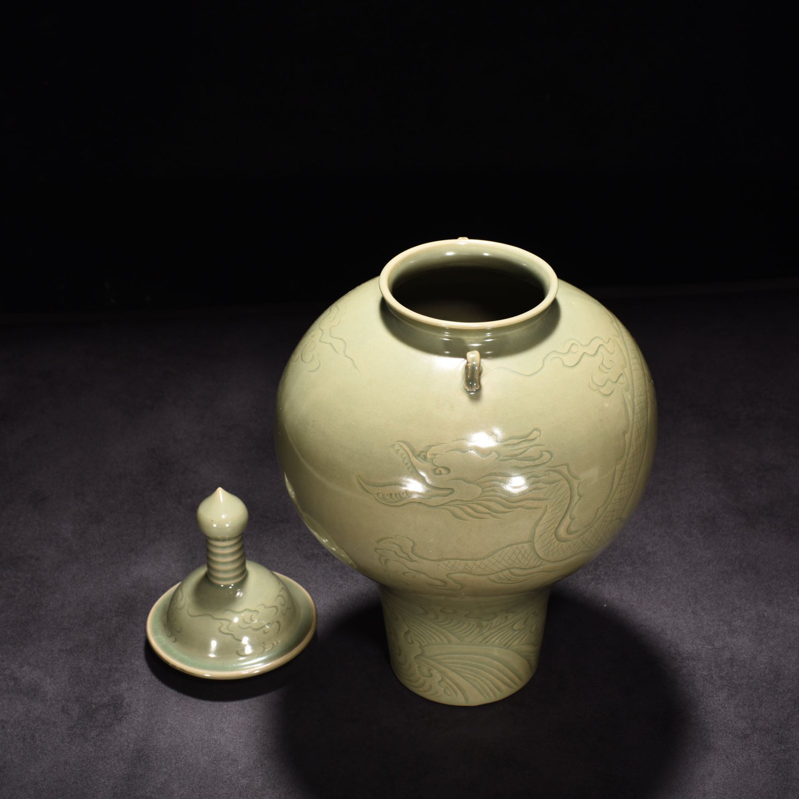 Five Dynasty Yue Kiln Celadon Carved Dragon Pattern Double Cover Jar