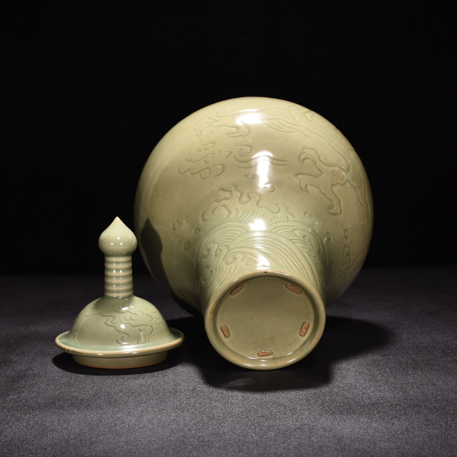 Five Dynasty Yue Kiln Celadon Carved Dragon Pattern Double Cover Jar