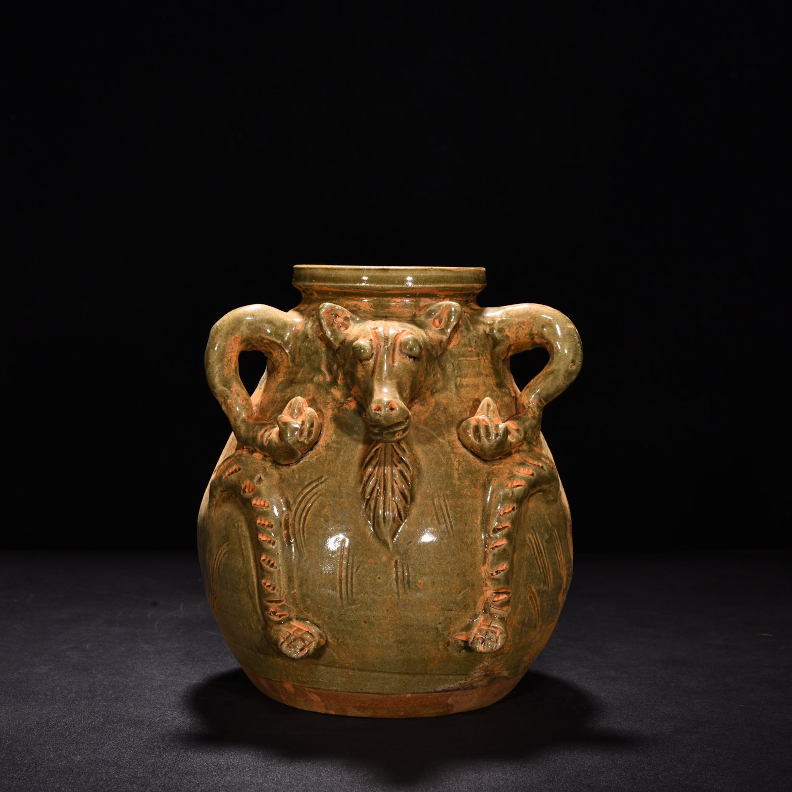 Five Dynasty Yue kiln celadon double series bear statue