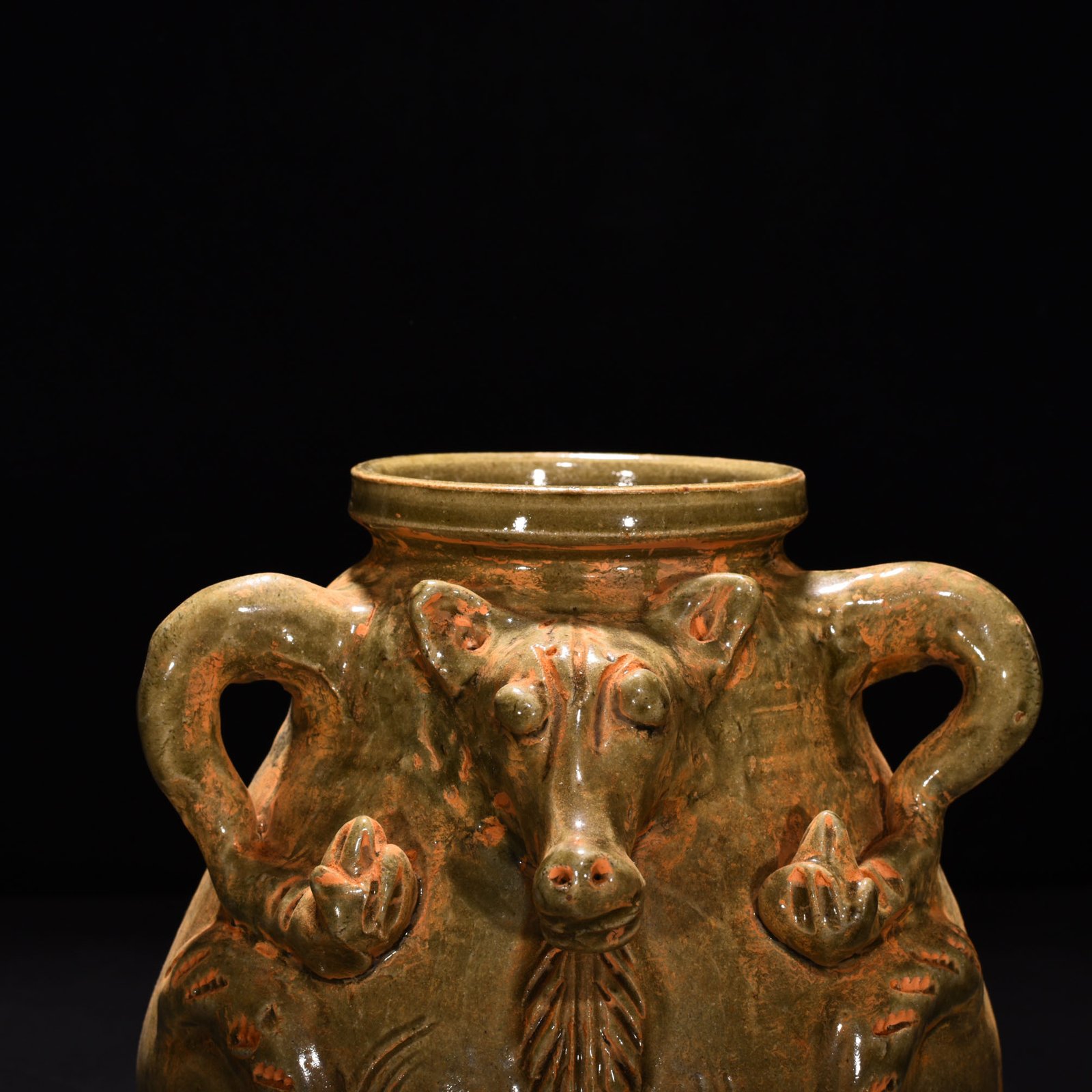 Five Dynasty Yue kiln celadon double series bear statue