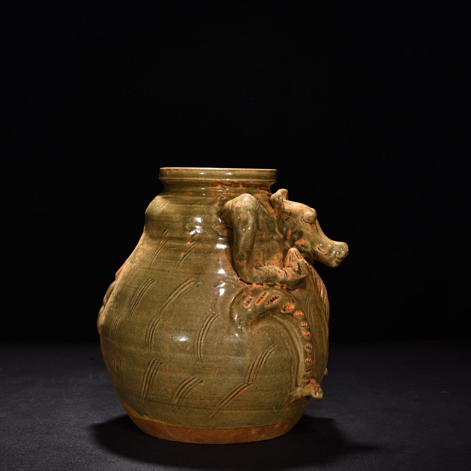 Five Dynasty Yue kiln celadon double series bear statue