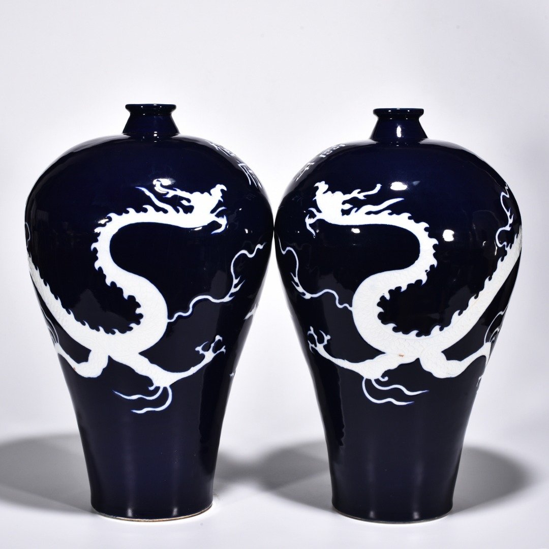 Yuan Dynasty Ji blue glaze white plum vase engraved with cloud and dragon pattern