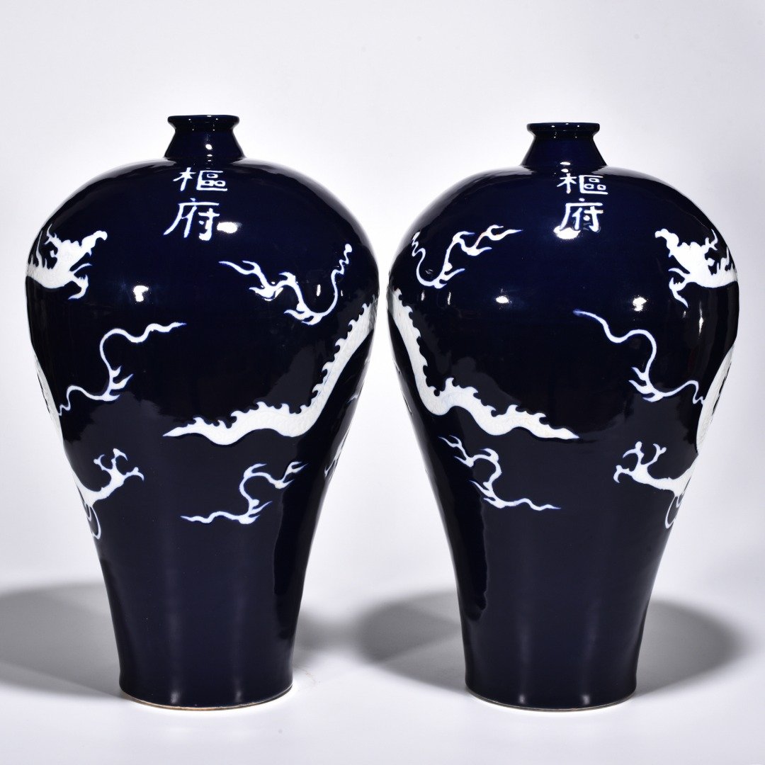 Yuan Dynasty Ji blue glaze white plum vase engraved with cloud and dragon pattern