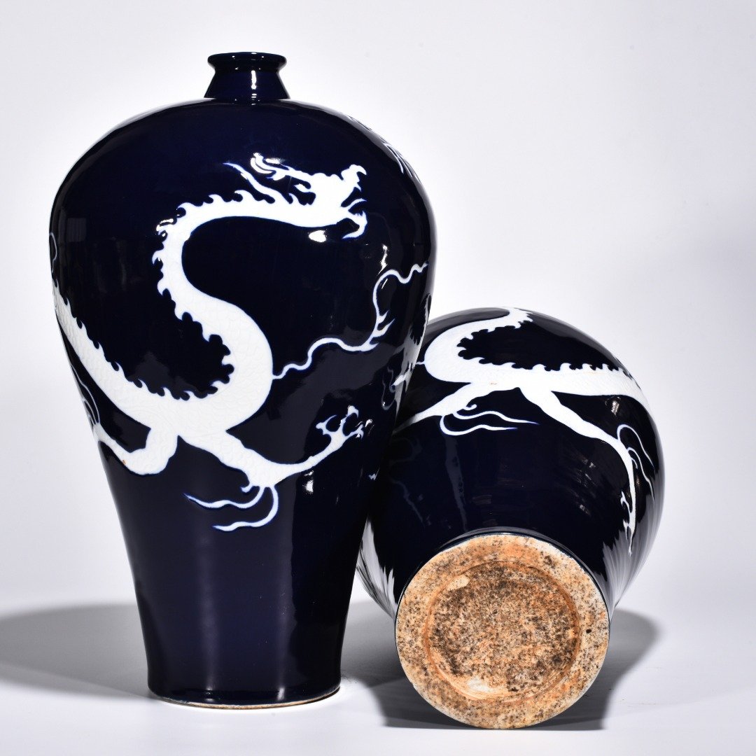 Yuan Dynasty Ji blue glaze white plum vase engraved with cloud and dragon pattern