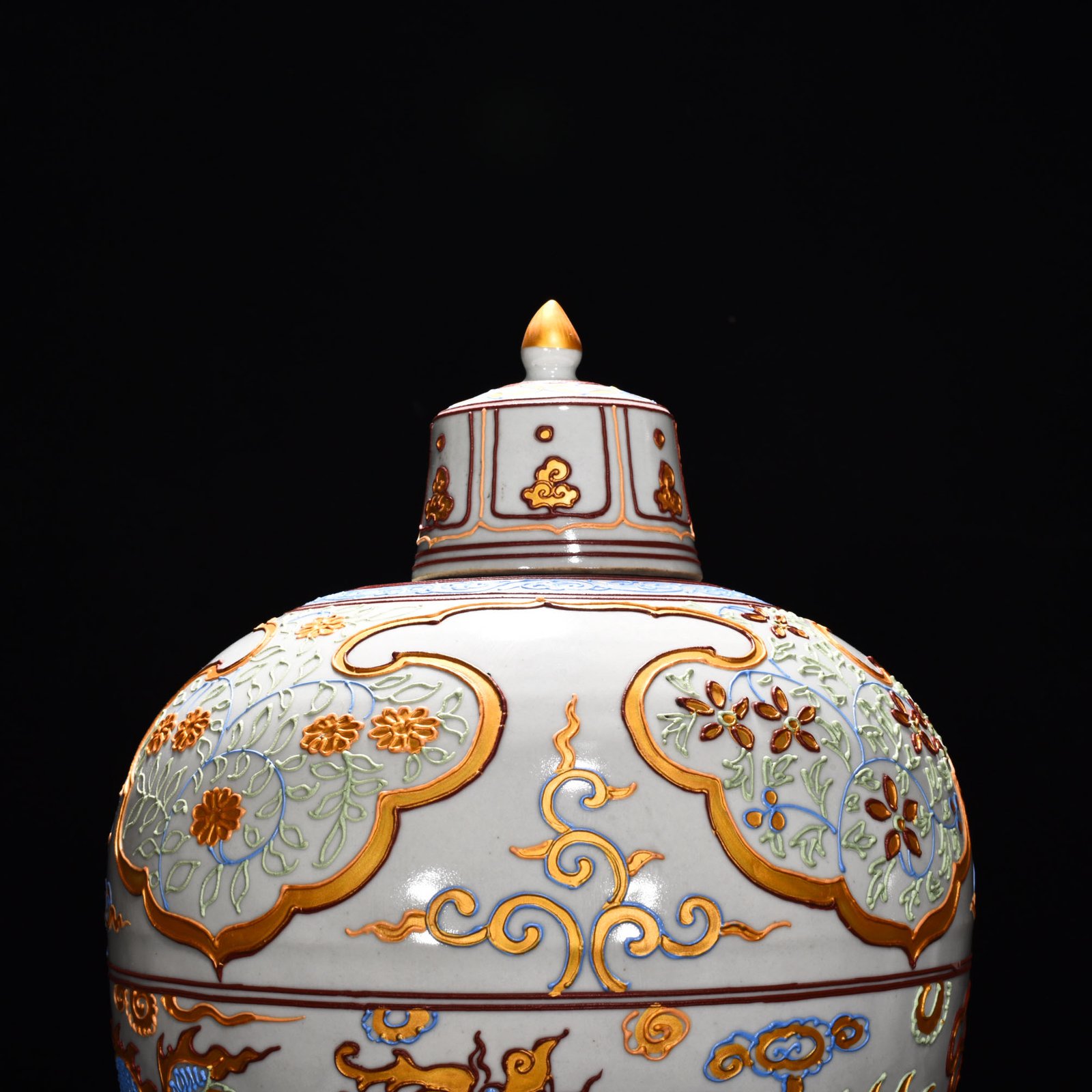 Yuan Dynasty painted plum vase with gold dragon pattern and lid