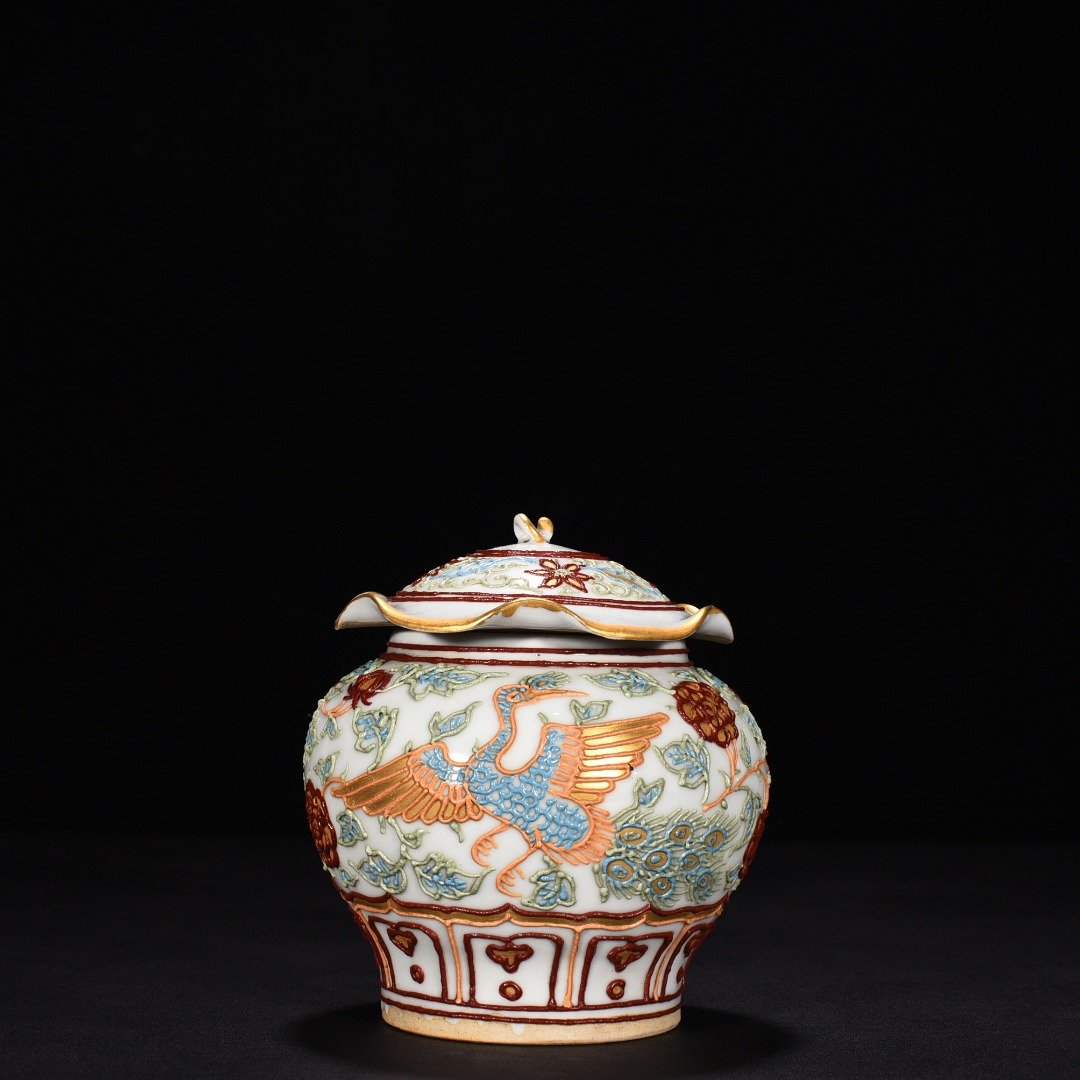 Yuan Dynasty Cai Li powder painted gold peony flower phoenix pattern lotus leaf lid jar