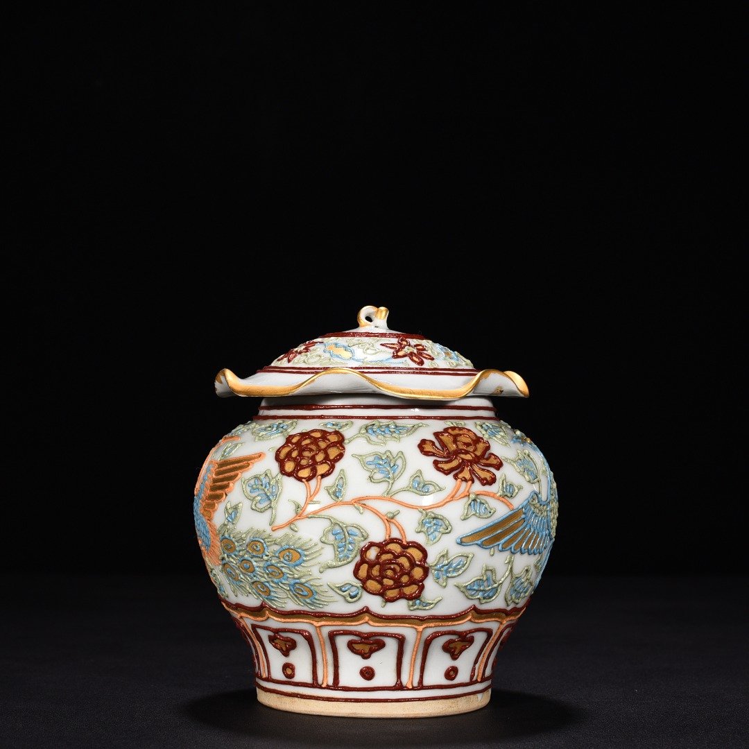 Yuan Dynasty Cai Li powder painted gold peony flower phoenix pattern lotus leaf lid jar
