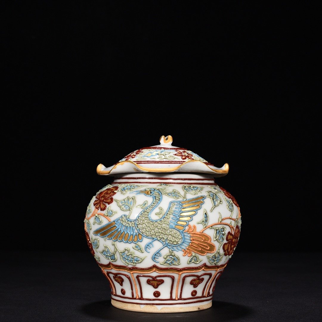 Yuan Dynasty Cai Li powder painted gold peony flower phoenix pattern lotus leaf lid jar