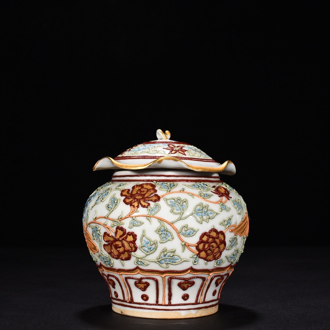 Yuan Dynasty Cai Li powder painted gold peony flower phoenix pattern lotus leaf lid jar