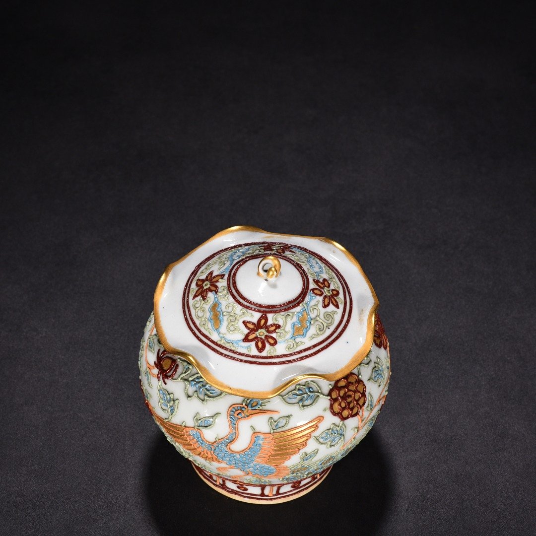 Yuan Dynasty Cai Li powder painted gold peony flower phoenix pattern lotus leaf lid jar