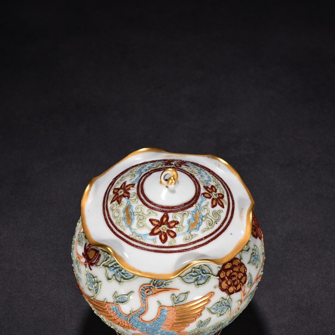 Yuan Dynasty Cai Li powder painted gold peony flower phoenix pattern lotus leaf lid jar