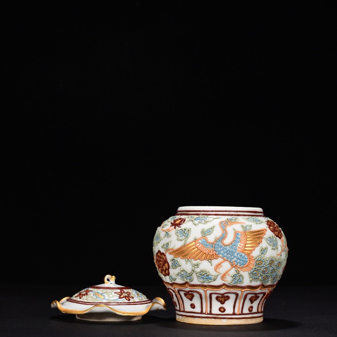 Yuan Dynasty Cai Li powder painted gold peony flower phoenix pattern lotus leaf lid jar