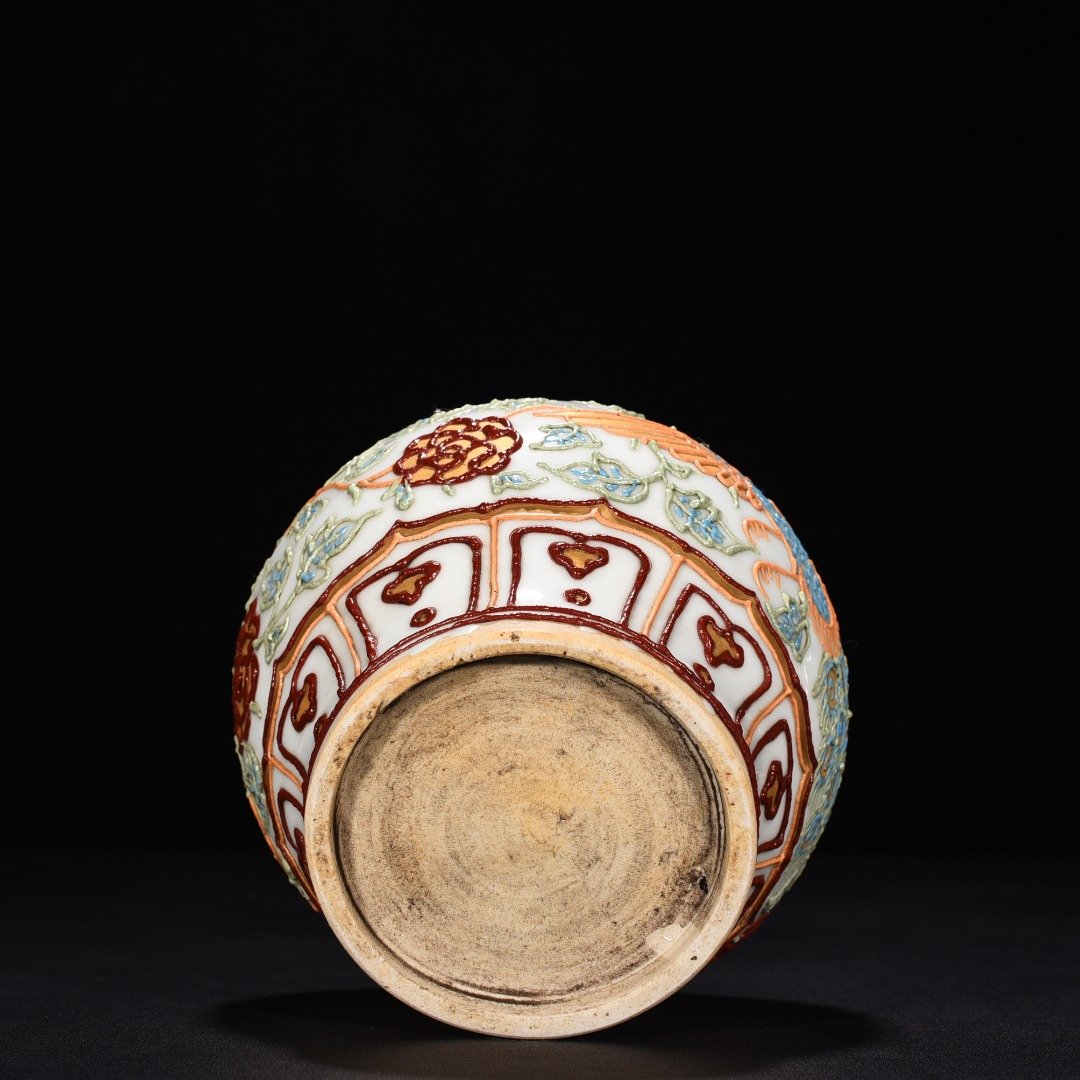 Yuan Dynasty Cai Li powder painted gold peony flower phoenix pattern lotus leaf lid jar