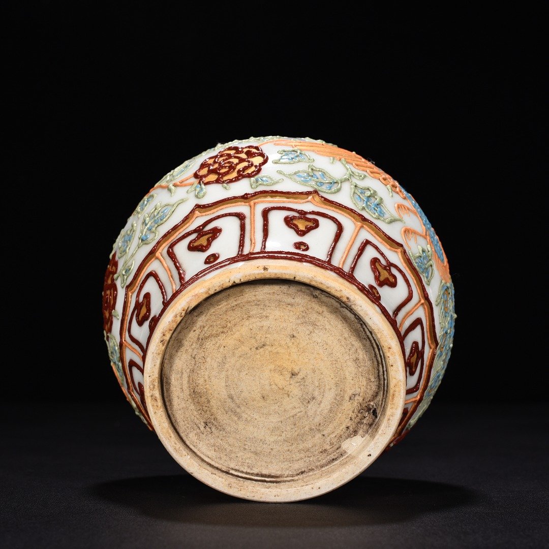 Yuan Dynasty Cai Li powder painted gold peony flower phoenix pattern lotus leaf lid jar