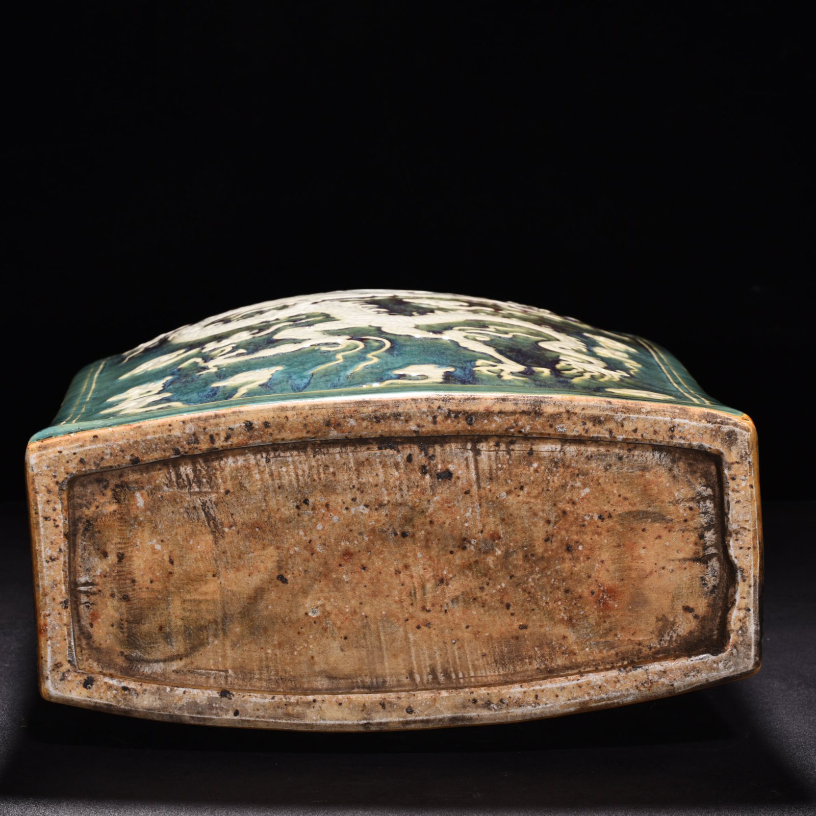 Yuan Dynasty kiln engraved flat bottle with dragon ears and cloud dragon pattern