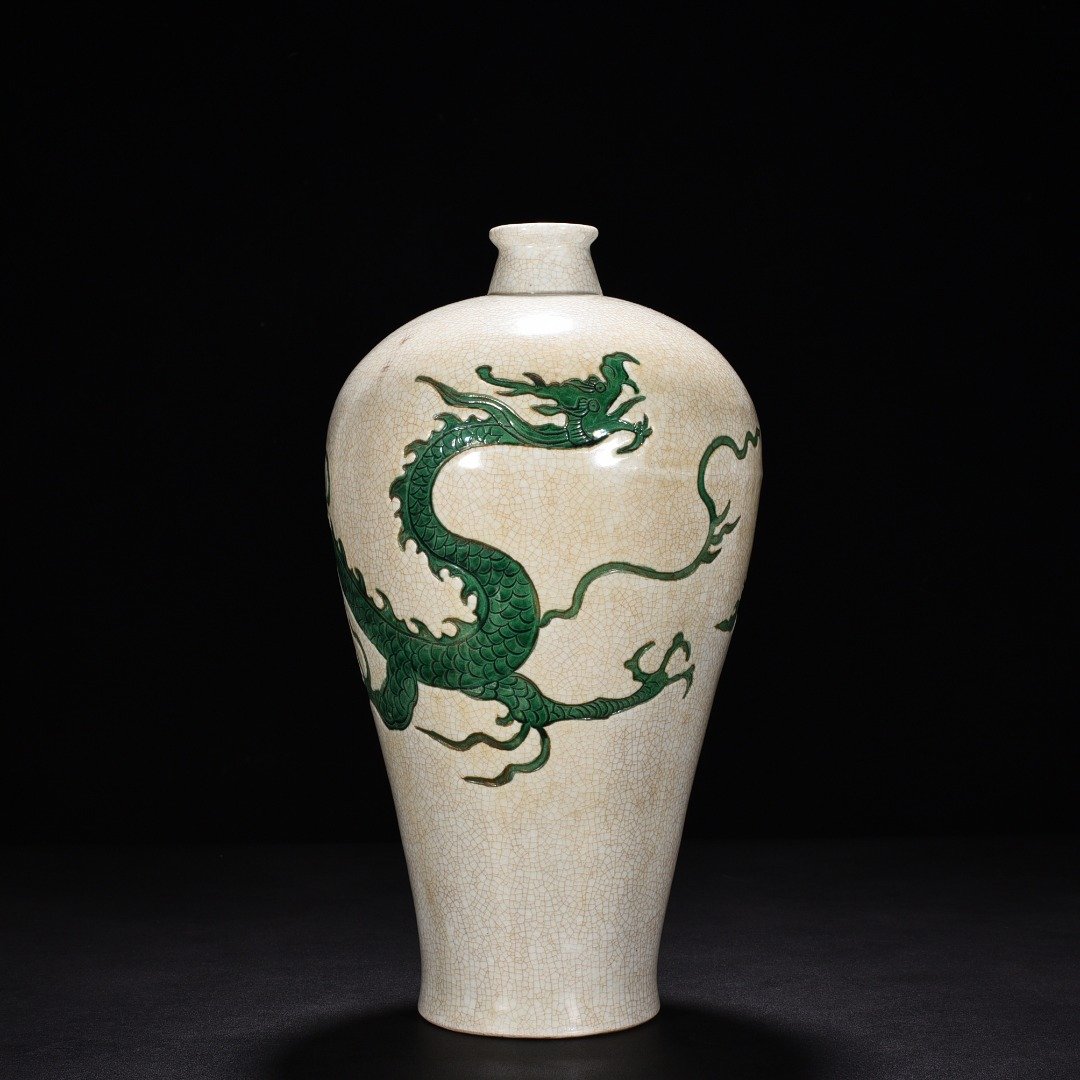 Yuan Dynasty green glaze plum vase with dragon pattern