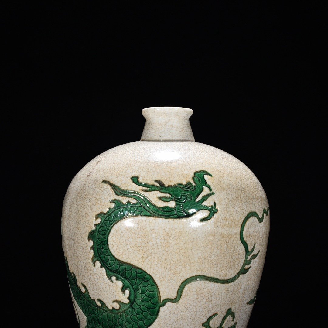 Yuan Dynasty green glaze plum vase with dragon pattern