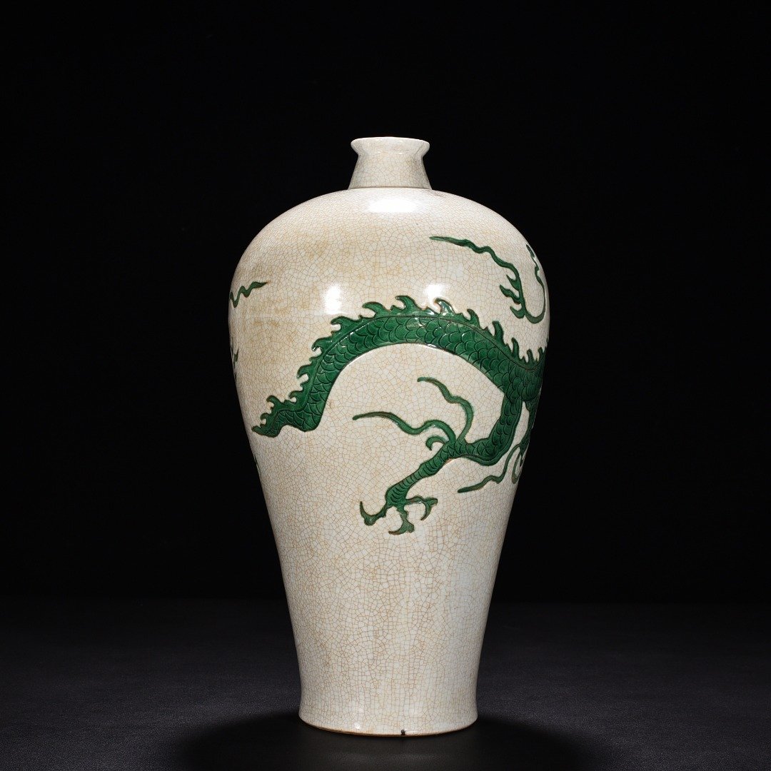Yuan Dynasty green glaze plum vase with dragon pattern