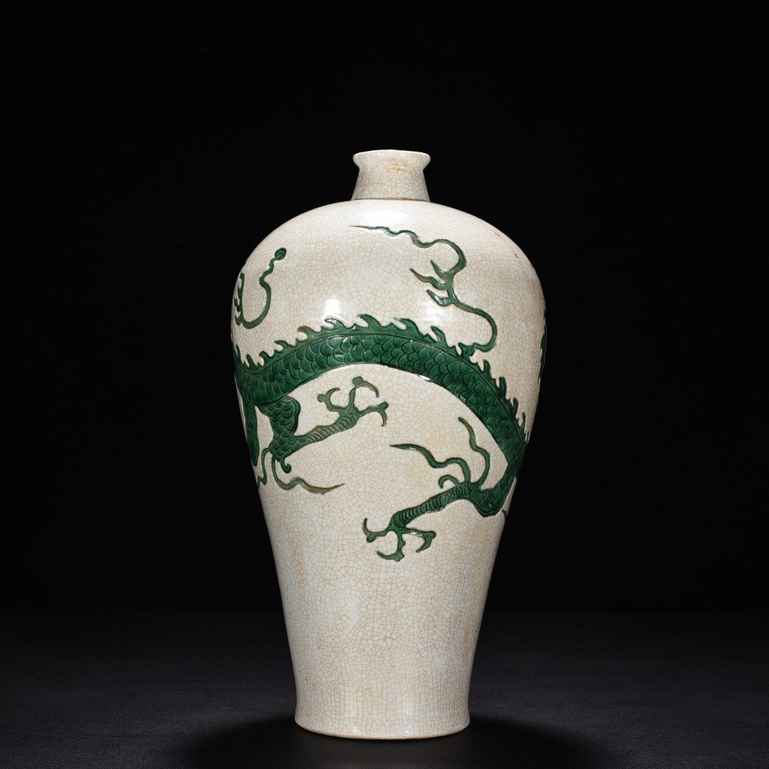 Yuan Dynasty green glaze plum vase with dragon pattern