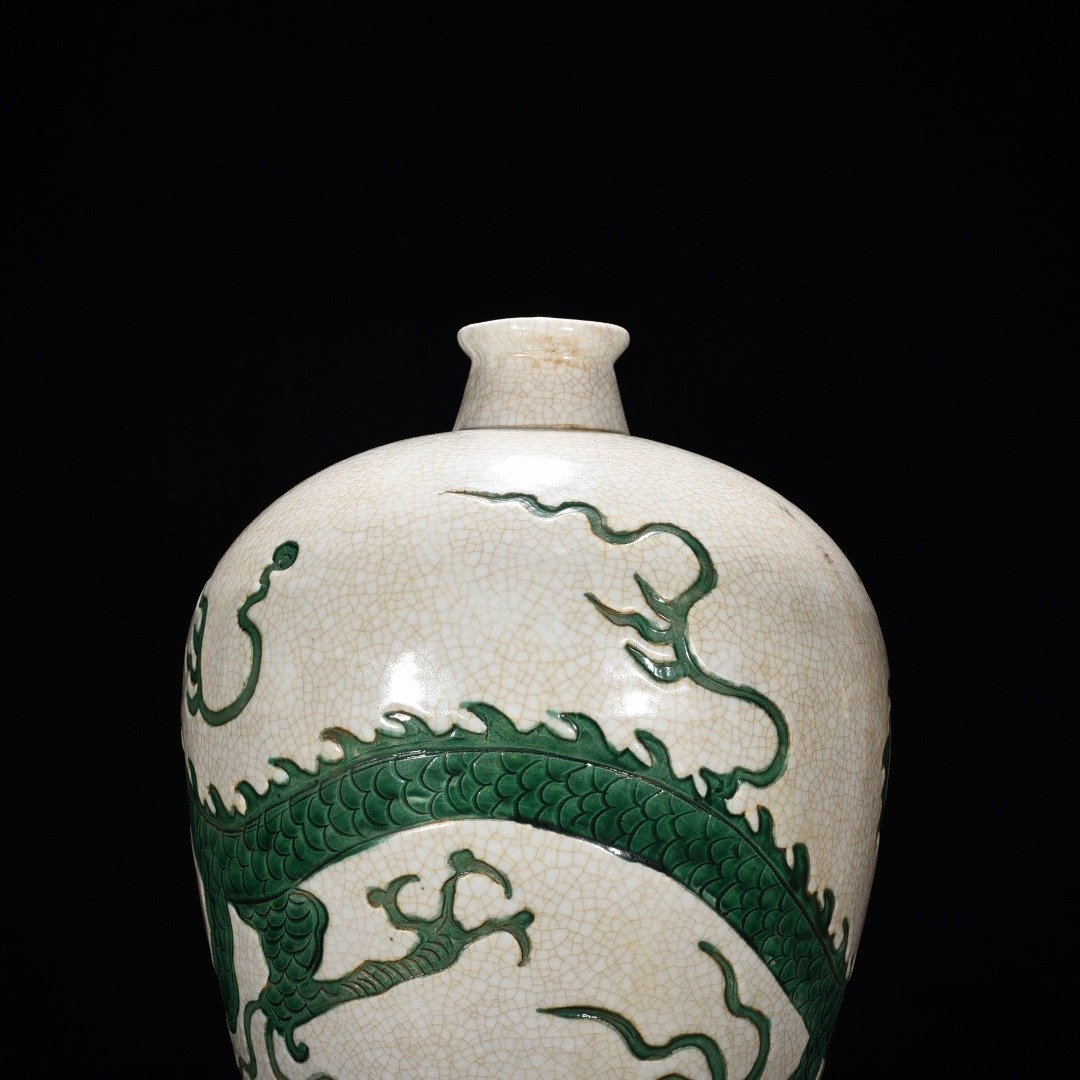 Yuan Dynasty green glaze plum vase with dragon pattern