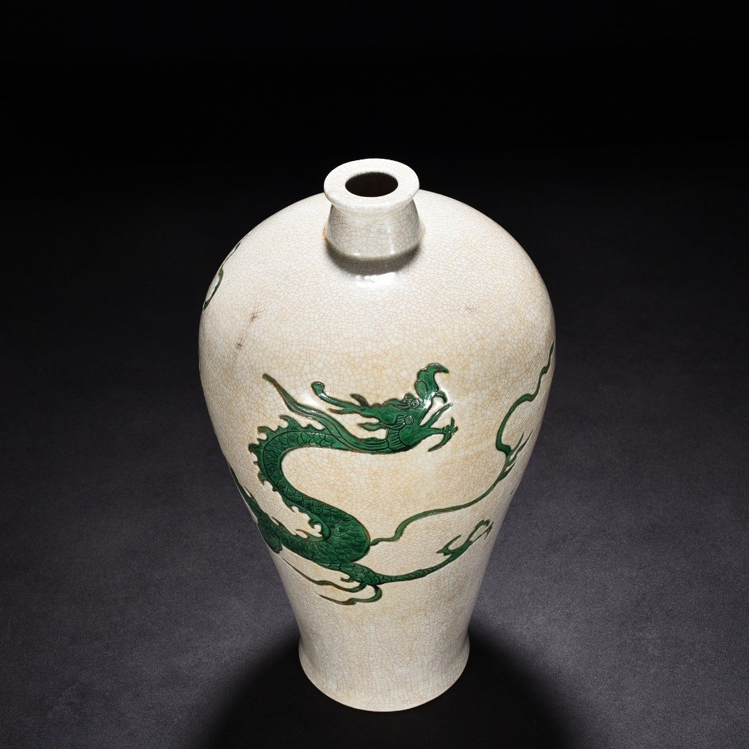 Yuan Dynasty green glaze plum vase with dragon pattern