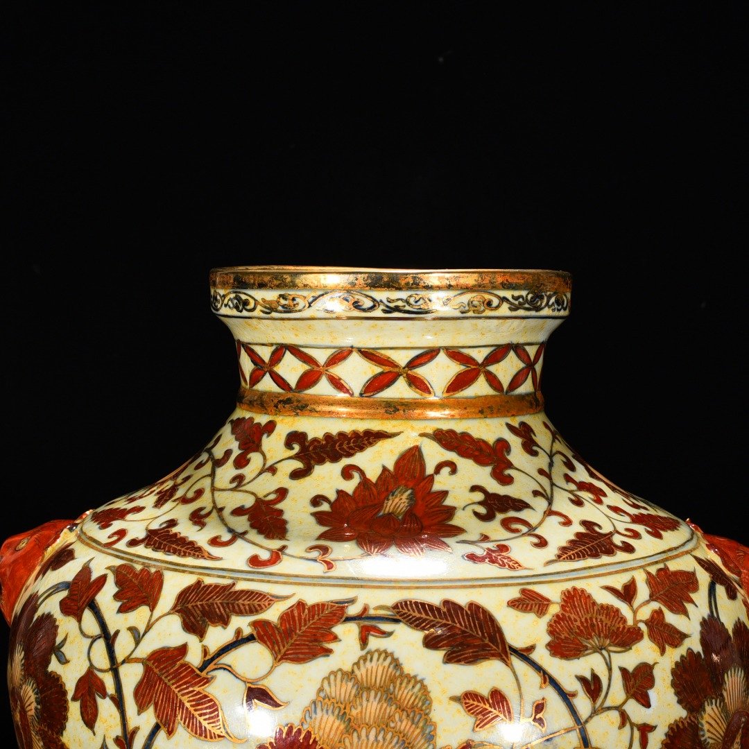 Yuan Dynasty Aluminum red and gold-painted tiger head jar with peony and flower patterns