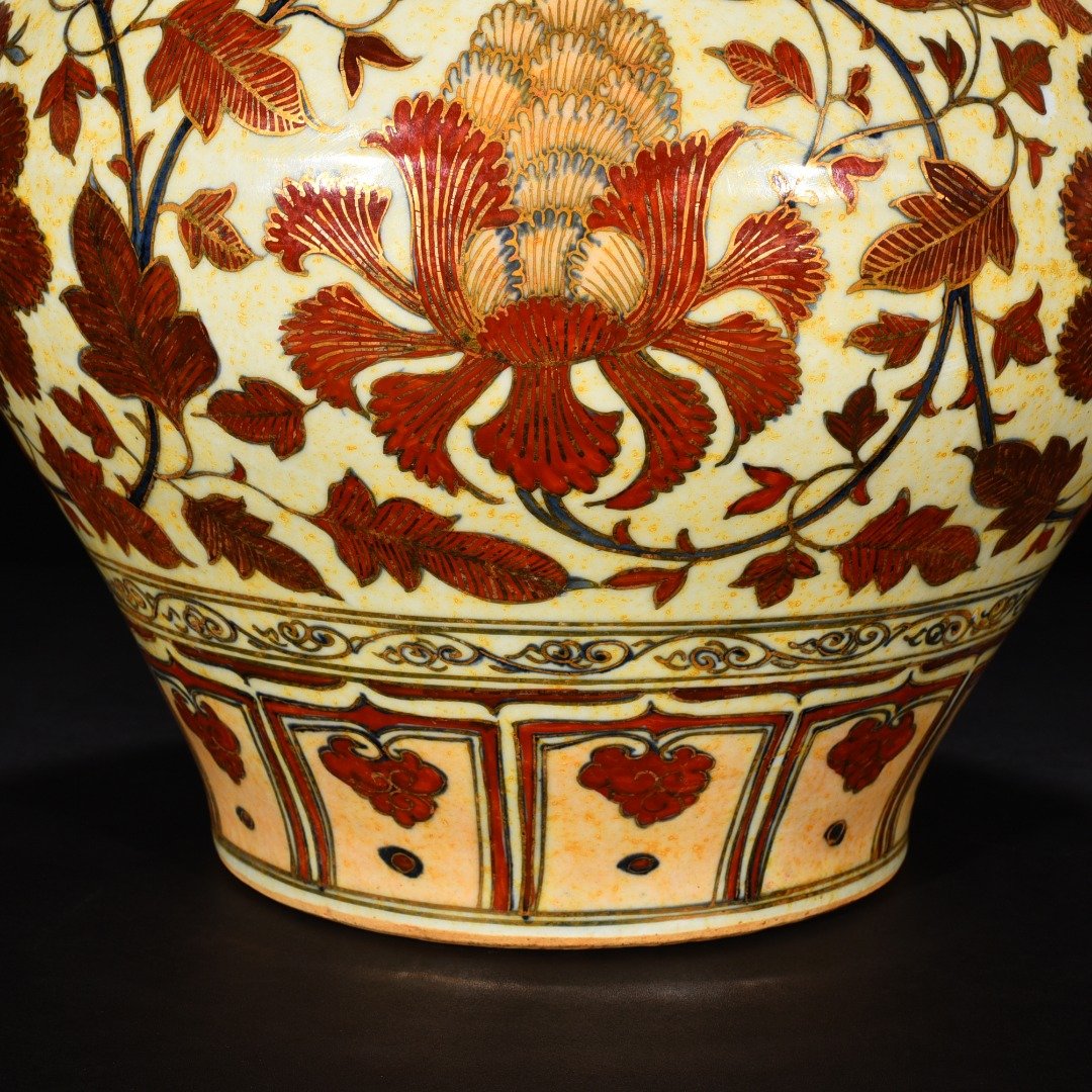 Yuan Dynasty Aluminum red and gold-painted tiger head jar with peony and flower patterns