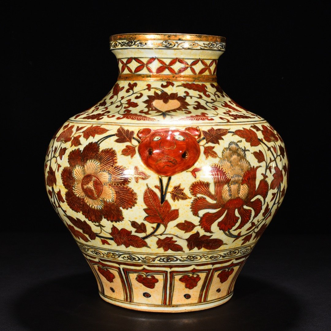 Yuan Dynasty Aluminum red and gold-painted tiger head jar with peony and flower patterns