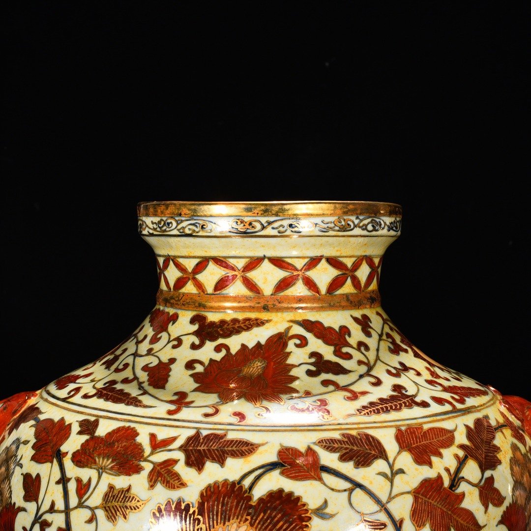 Yuan Dynasty Aluminum red and gold-painted tiger head jar with peony and flower patterns
