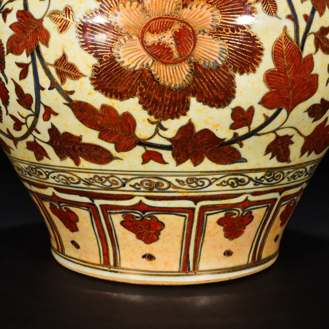Yuan Dynasty Aluminum red and gold-painted tiger head jar with peony and flower patterns