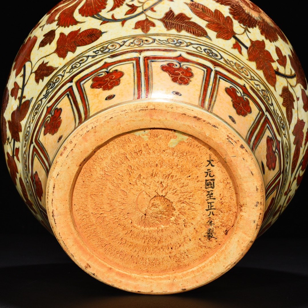 Yuan Dynasty Aluminum red and gold-painted tiger head jar with peony and flower patterns